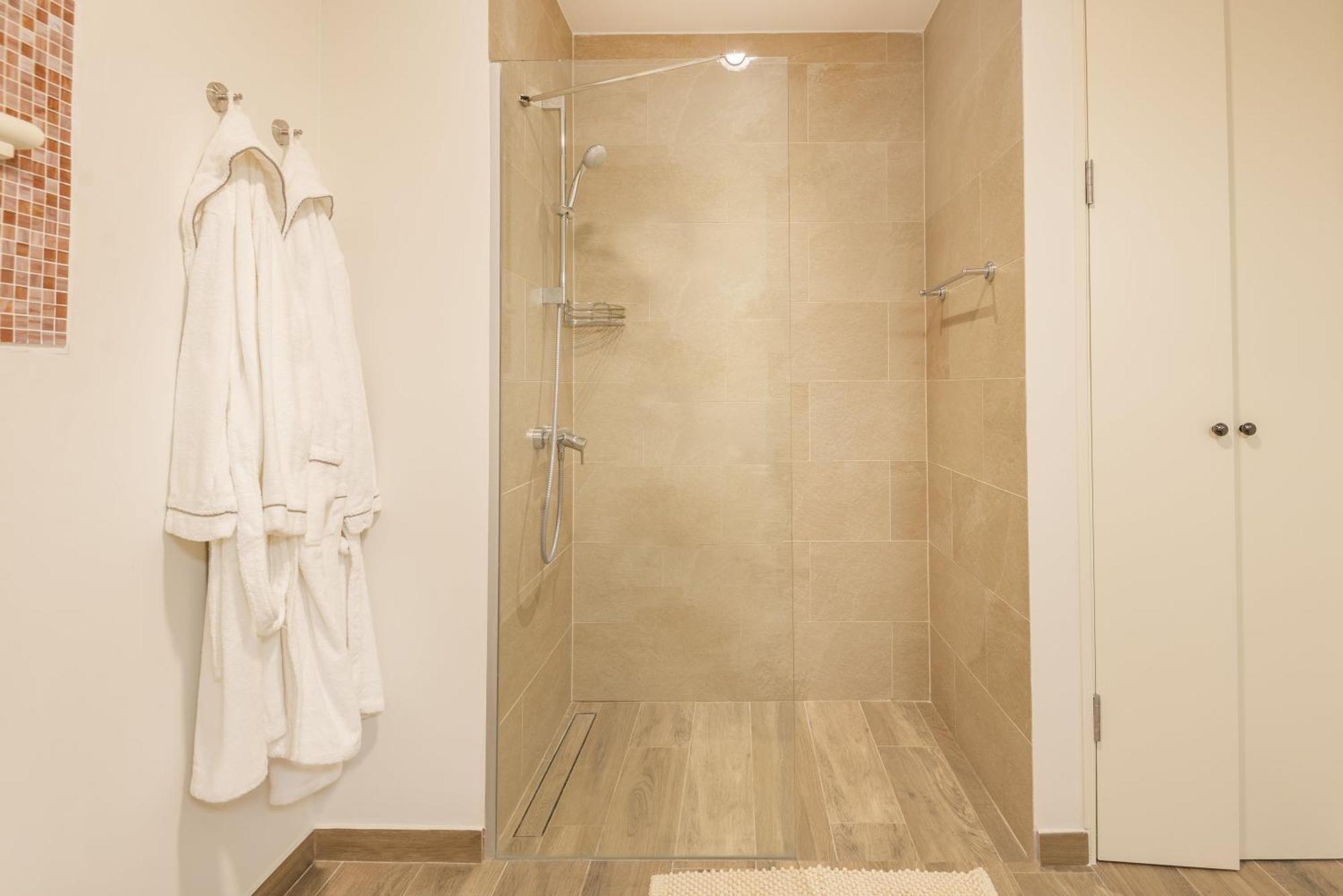 Lustica Apartman *